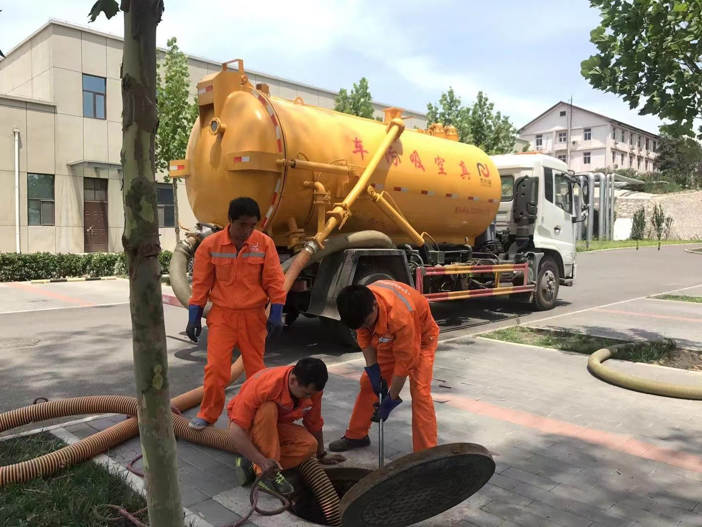 长顺管道疏通车停在窨井附近