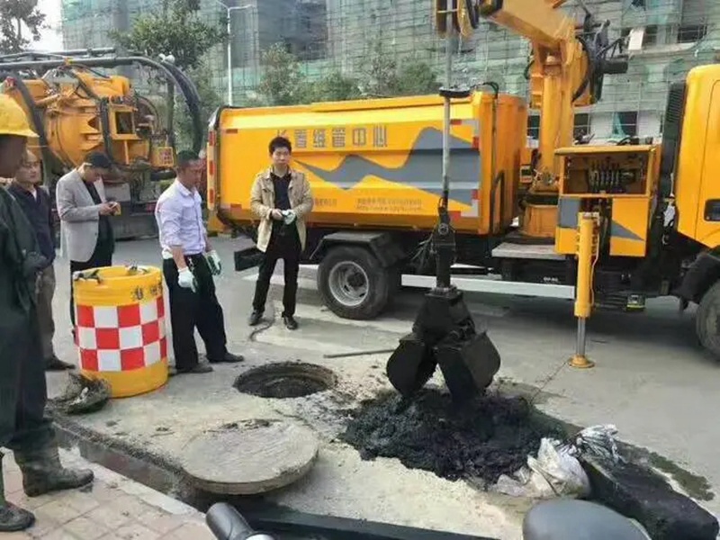 长顺街道：网格员化身“清道夫”，为民解忧疏通“堵心”化粪池