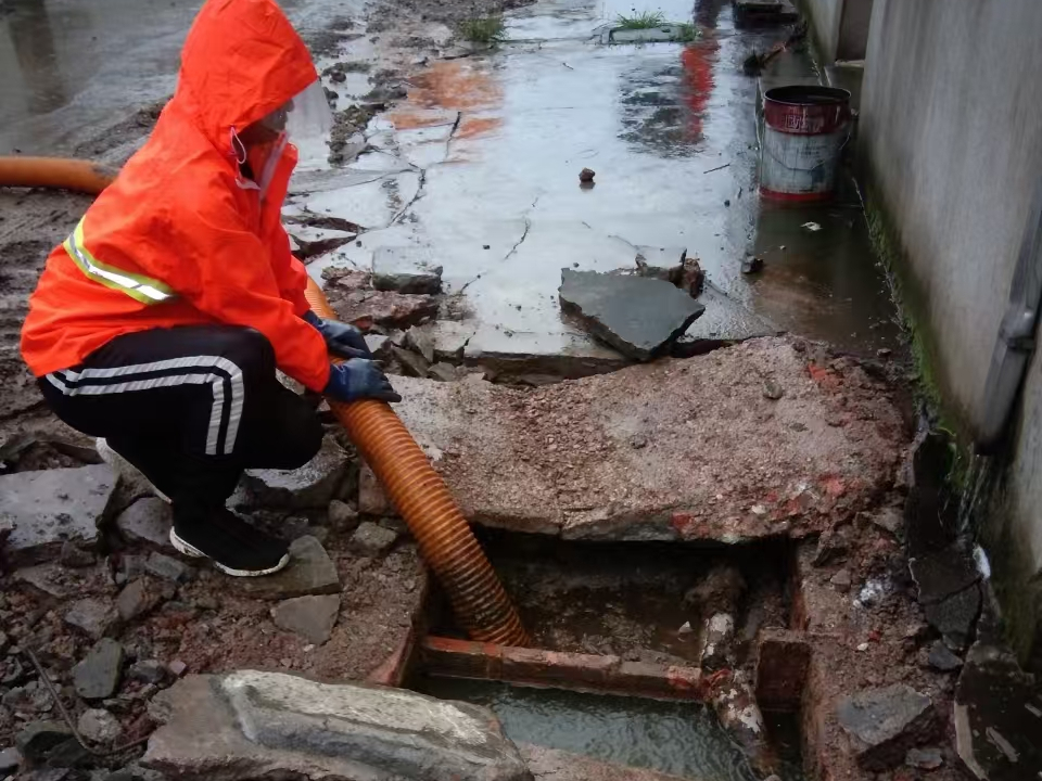 长顺专业清理污水池 炜誉市政以规范流程守护城市 “肠道”